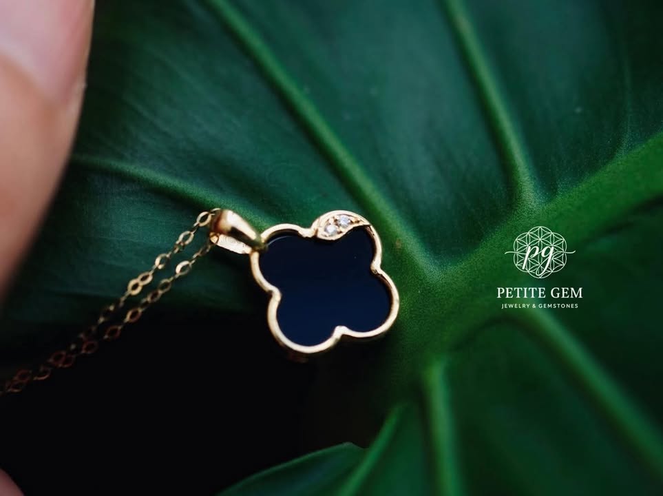 Mặt dây chuyền cỏ bốn lá đính đá onyx đen