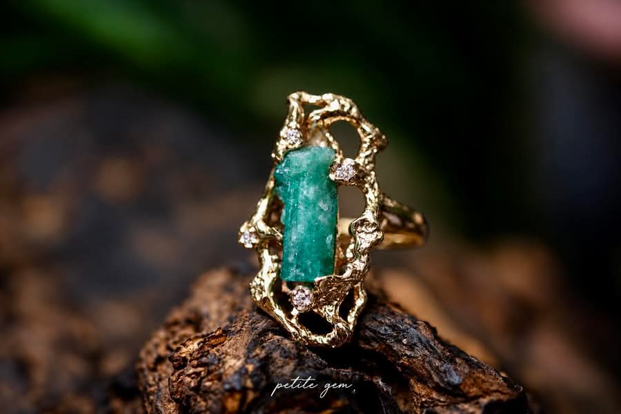 Nhẫn emerald thô đính kim cương khung vàng 10K thủ công