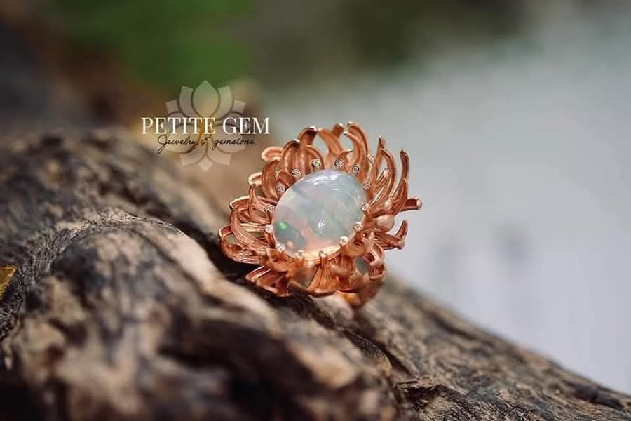 Nhẫn hoa cúc opal ánh bảy màu khung vàng 14K làm theo yêu cầu