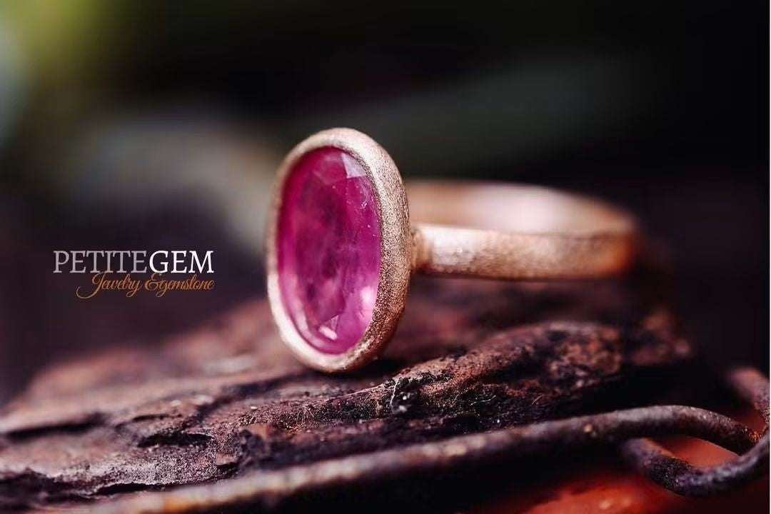 Nhẫn đá ruby thô oval màu đỏ hồng