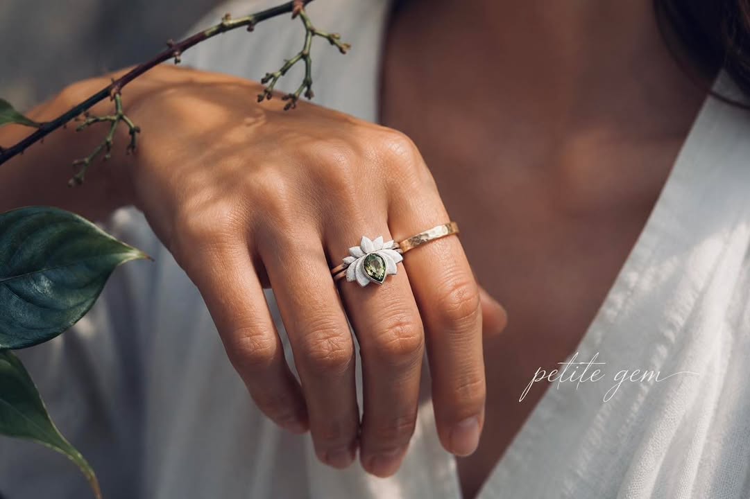 Nhẫn hoa sen 2 tầng đá peridot