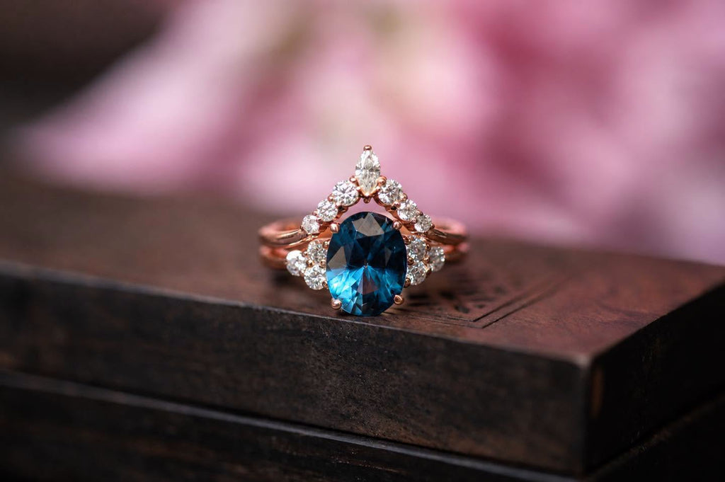 nhẫn đá topaz oval viền moissanite tròn và marquise
