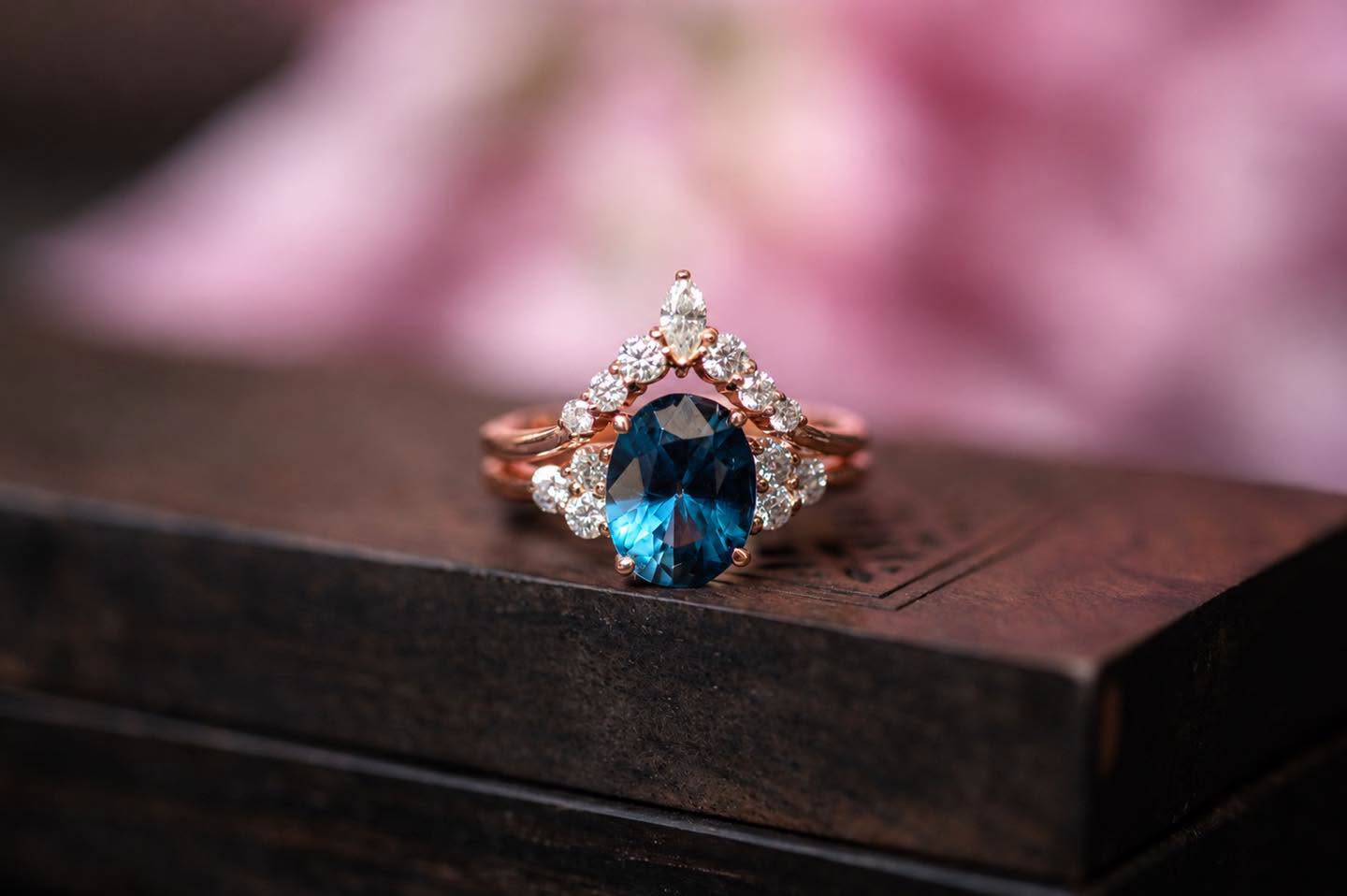nhẫn đá topaz oval viền moissanite tròn và marquise