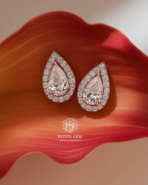 Bông tai giọt nước đá moissanite viền đá tròn màu vàng