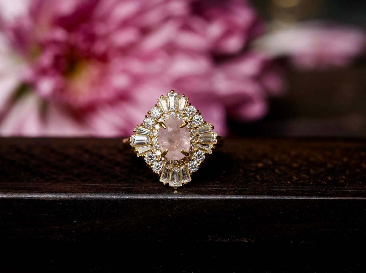 Nhẫn Morganite Oval Viền moissanite