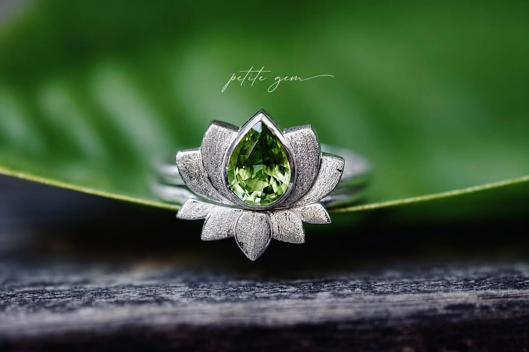 Nhẫn hoa sen 2 tầng đá peridot
