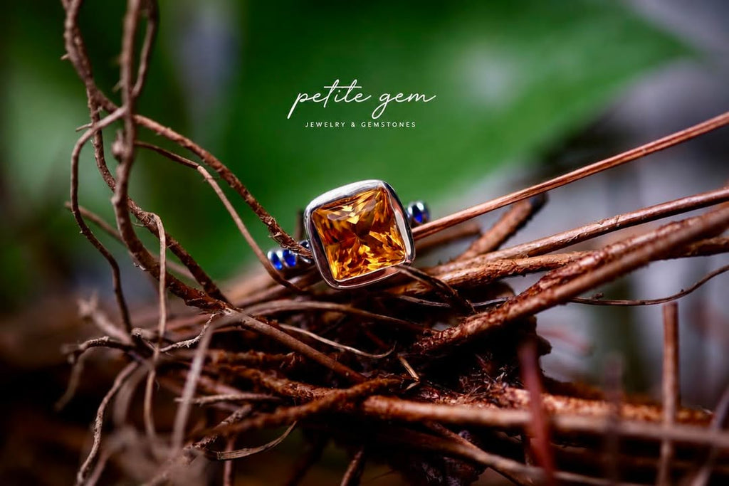 Nhẫn Citrine cắt cushion đính pha lê xanh