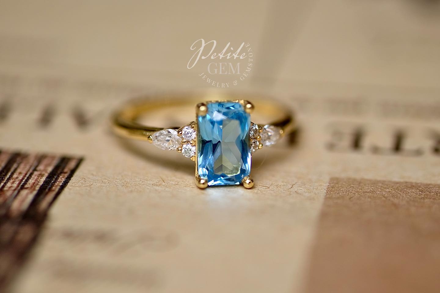 Nhẫn đá topaz 5x8mm
