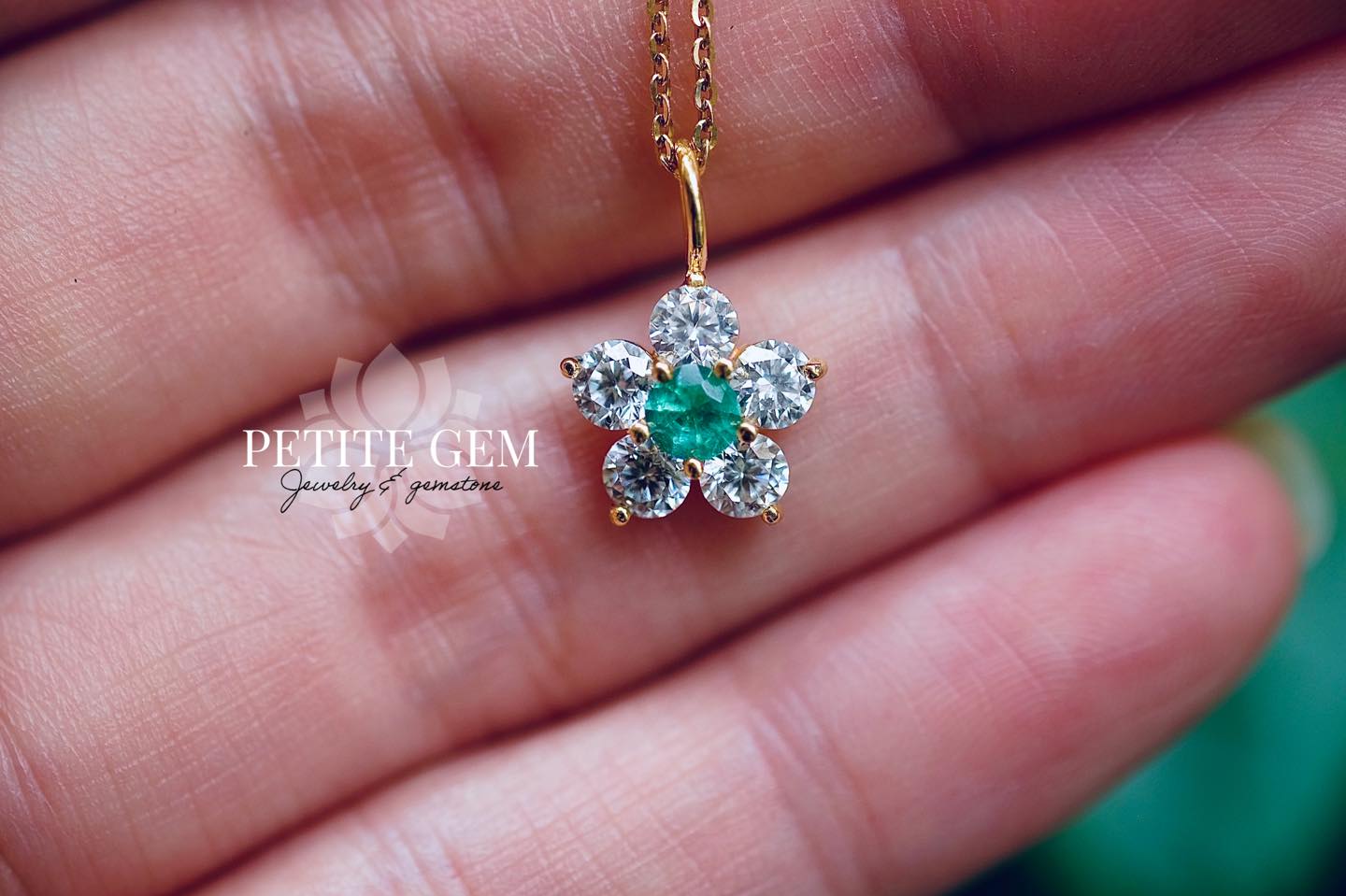 Mặt dây chuyền hoa ngọc lục bảo & moissanite