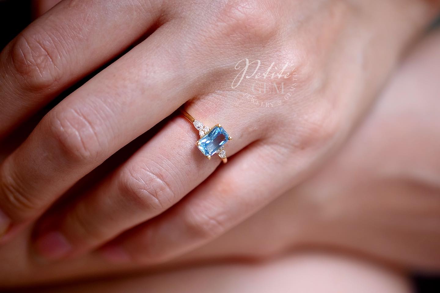 Nhẫn đá topaz 5x8mm