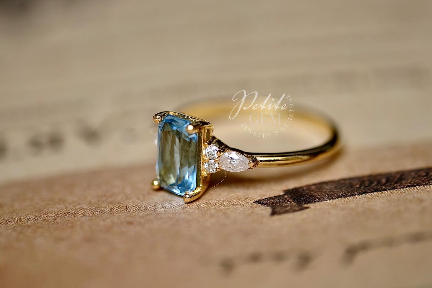 Nhẫn đá topaz 5x8mm