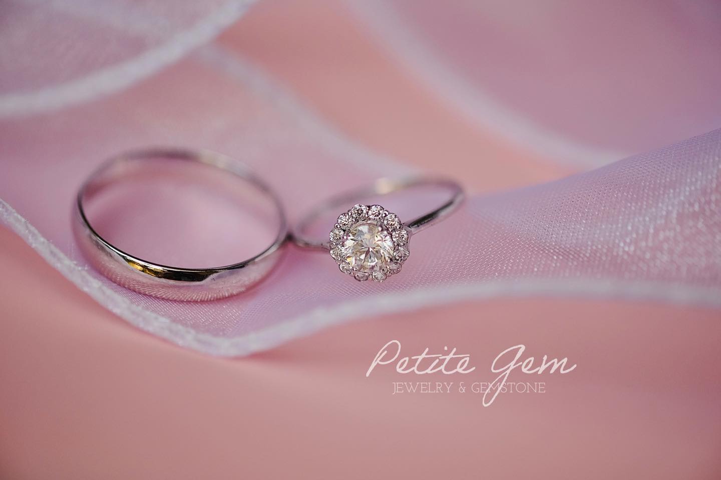 Bộ nhẫn cưới Petite Gem – Đá chủ moissanite 6mm