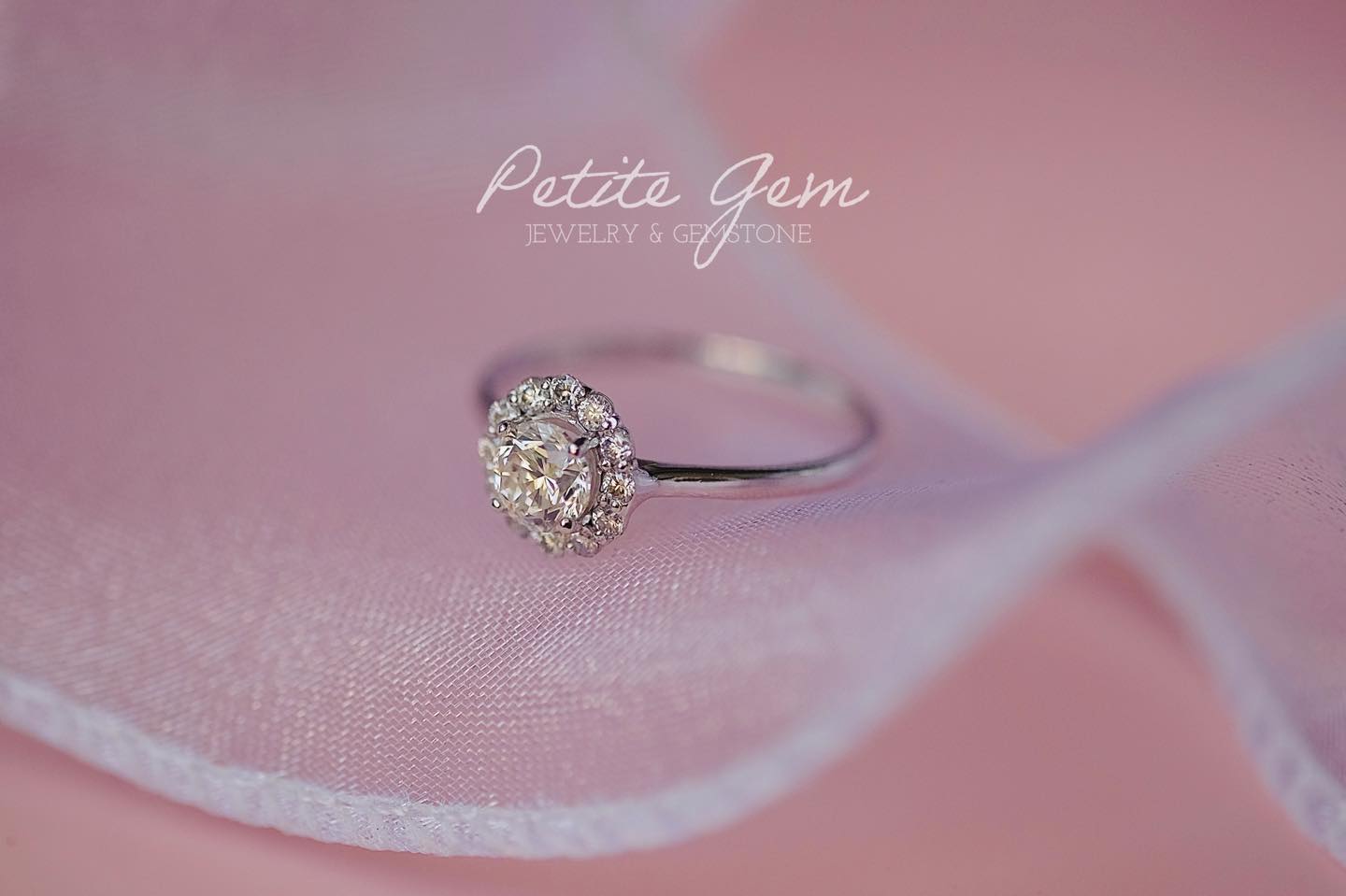 Bộ nhẫn cưới Petite Gem – Đá chủ moissanite 6mm