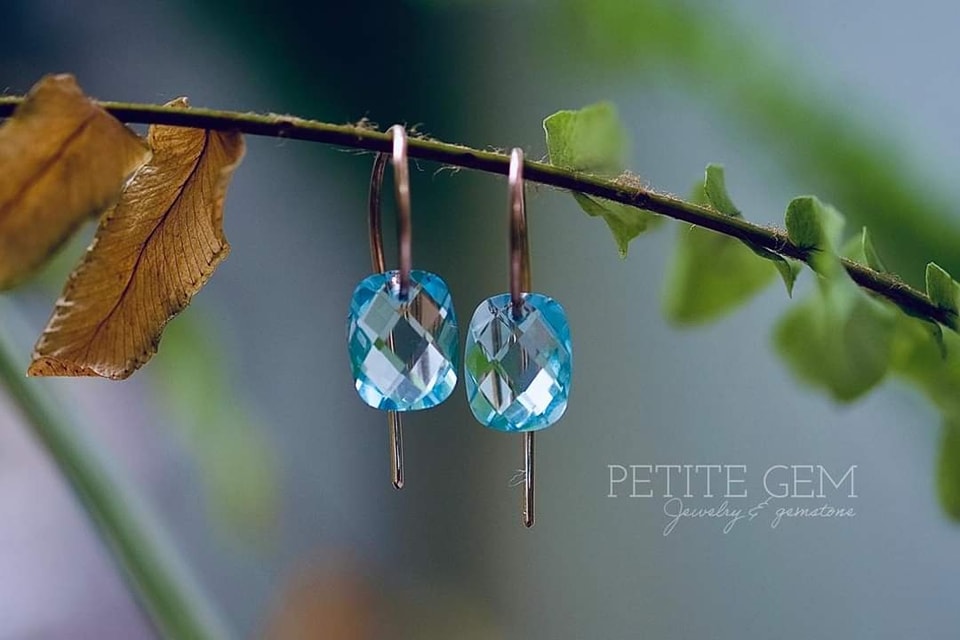 Bông tai đá Topaz xanh