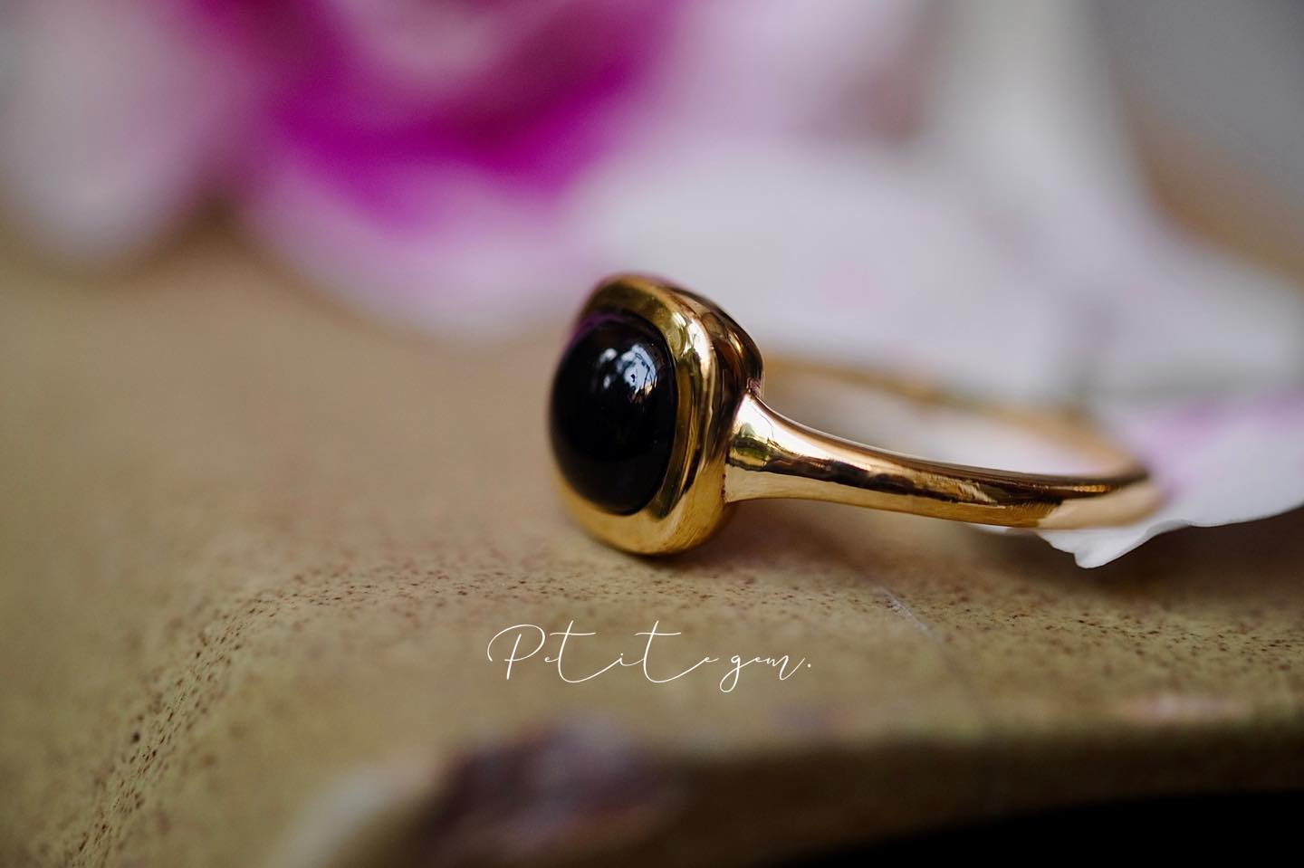 Nhẫn Onyx Đen 7mm – Tối giản & Bí ẩn