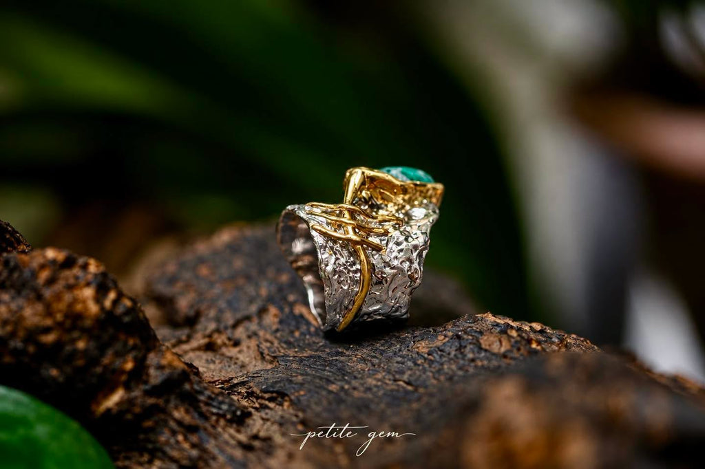 Nhẫn đá Emerald thô kết hợp vàng trắng và vàng