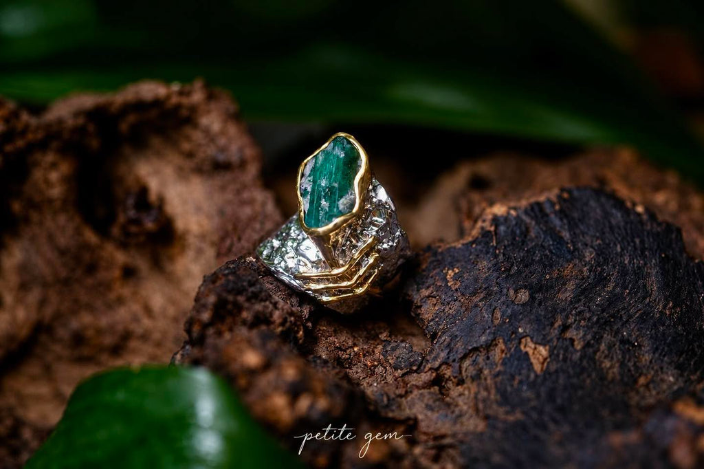 Nhẫn đá Emerald thô kết hợp vàng trắng và vàng