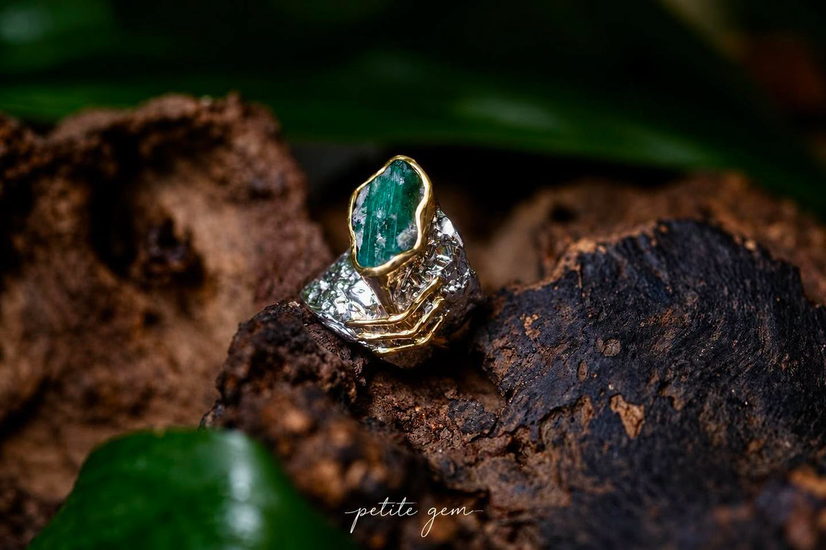 Nhẫn đá Emerald thô kết hợp vàng trắng và vàng