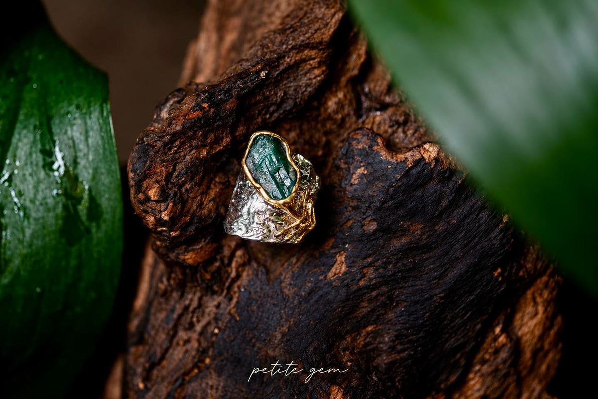 Nhẫn đá Emerald thô kết hợp vàng trắng và vàng