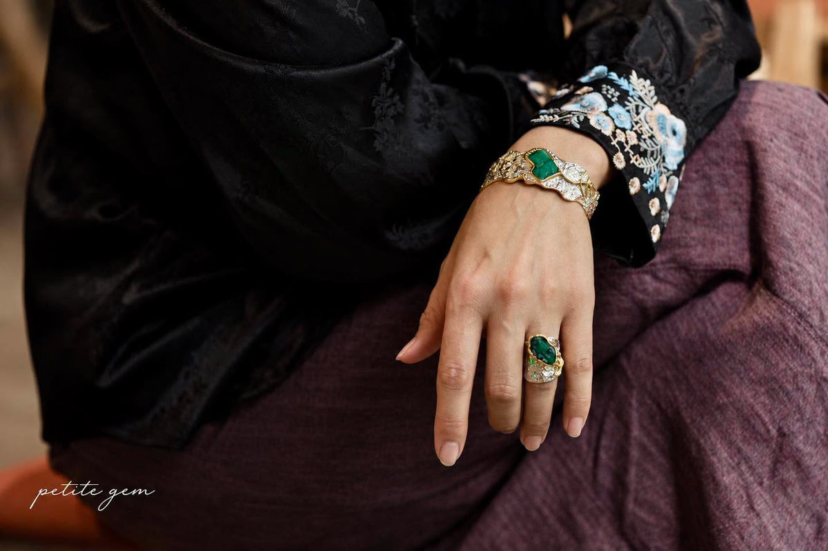 Nhẫn đá Emerald thô kết hợp vàng trắng và vàng