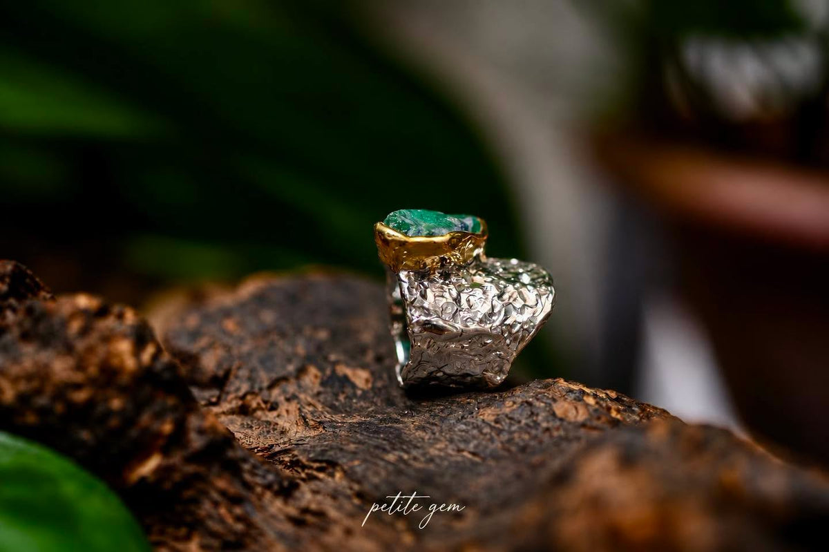 Nhẫn đá Emerald thô kết hợp vàng trắng và vàng