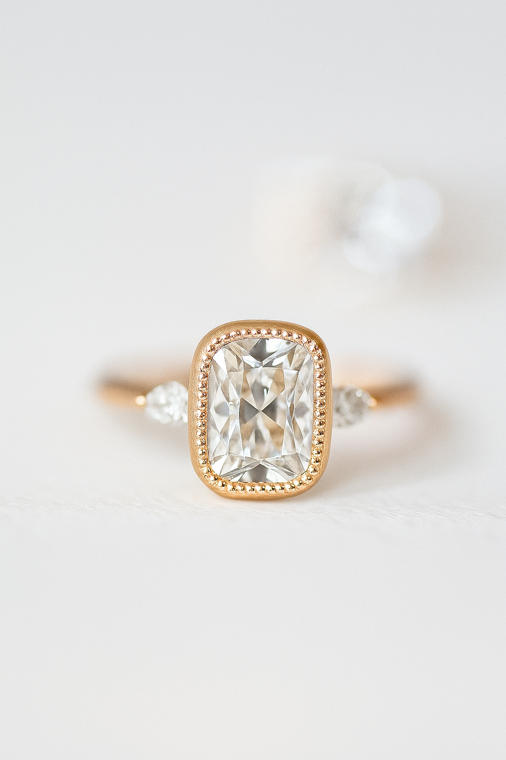 Nhẫn moissanite 7x9mm khung cổ điển