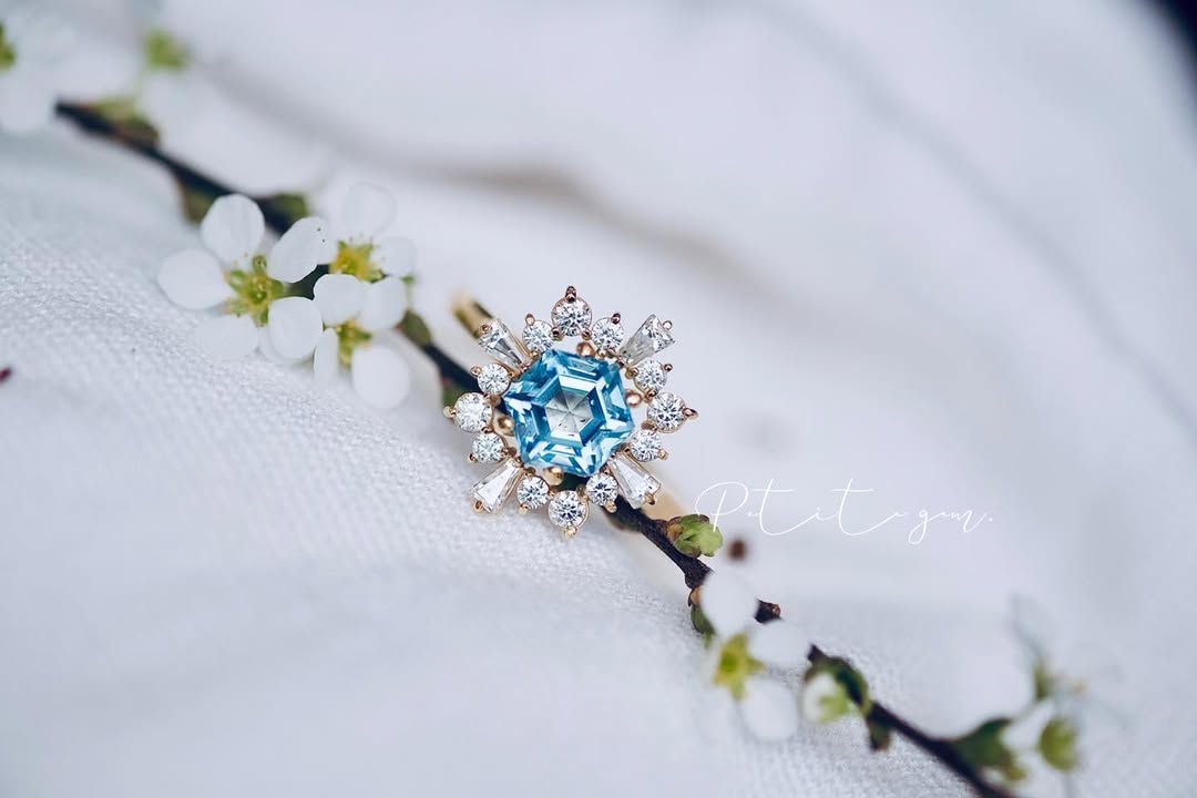 Nhẫn đá topaz xanh · pg-facebook:496941531_1512997690104136_1622880470427767610.jpg · batch:65ecc31a:0