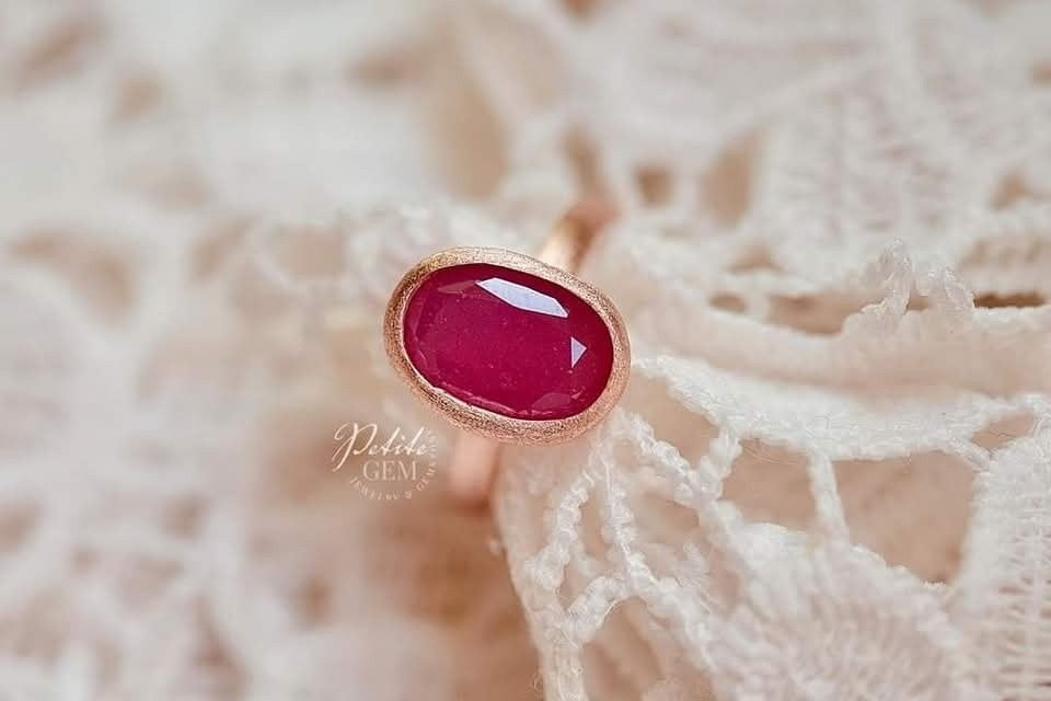 Nhẫn đá ruby thô oval màu đỏ hồng · pg-facebook:742695729_1896048658465702_6991815677733527052.jpg · batch:4c369183:0