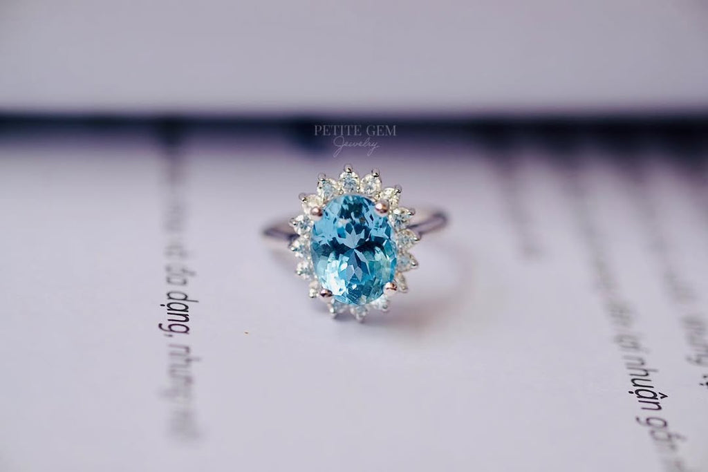 Nhẫn topaz oval viền moissanite 7*9 · pg-facebook:490832468_1484941656243073_1598637771286706085.jpg · batch:0521008e:0