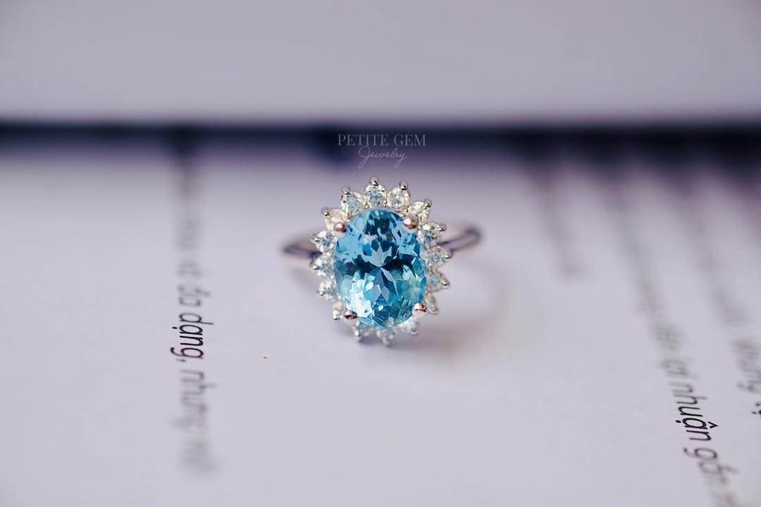 Nhẫn topaz oval viền moissanite 7*9 · pg-facebook:490832468_1484941656243073_1598637771286706085.jpg · batch:0521008e:0