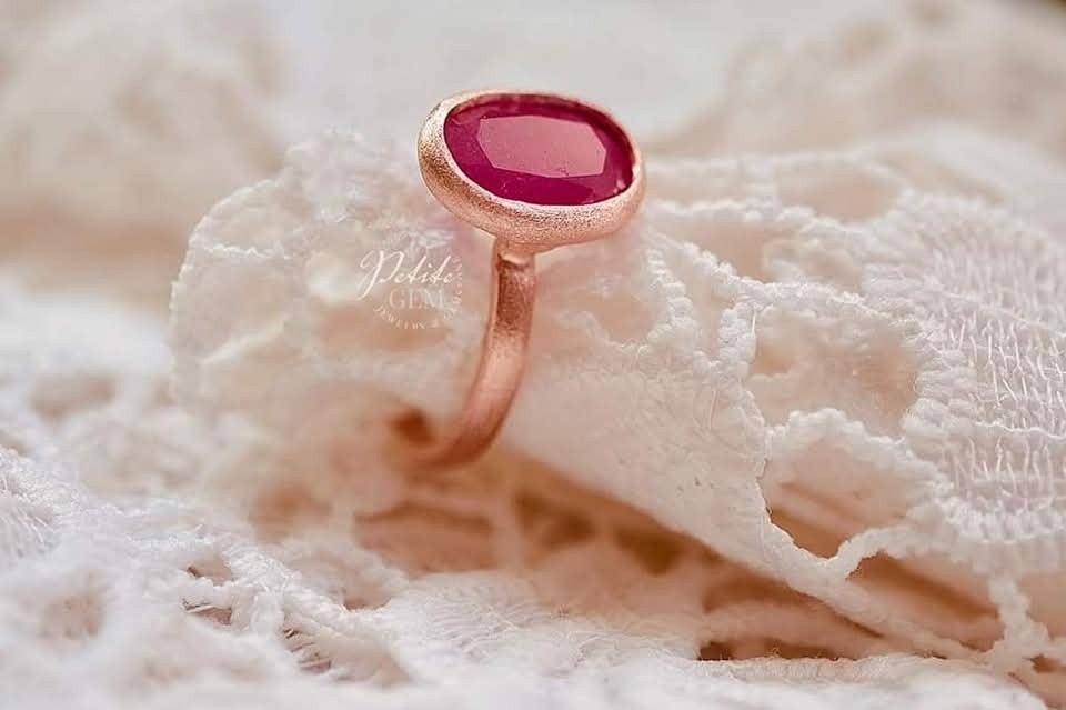 Nhẫn đá ruby thô oval màu đỏ hồng · pg-facebook:1896048681799033 · batch:4c369183:1