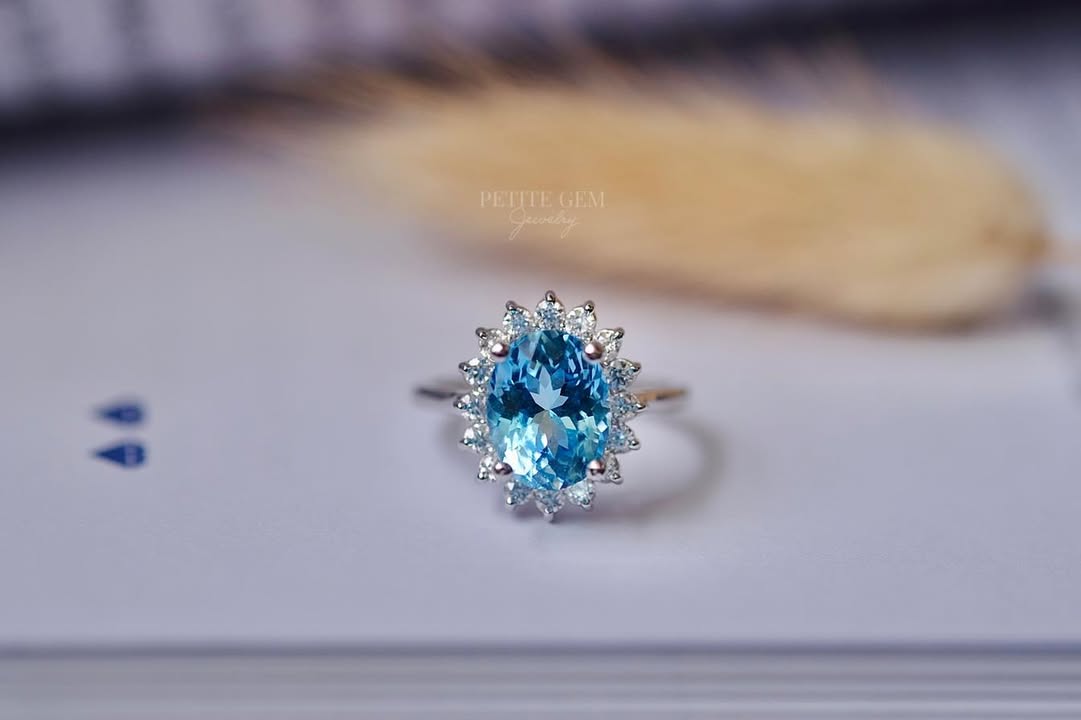 Nhẫn topaz oval viền moissanite 7*9 · pg-facebook:1104231030980806 · batch:0521008e:1