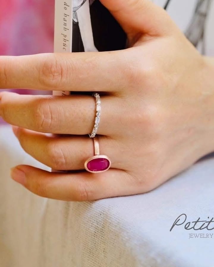 Nhẫn đá ruby thô oval màu đỏ hồng · pg-facebook:1896048705132364 · batch:4c369183:2