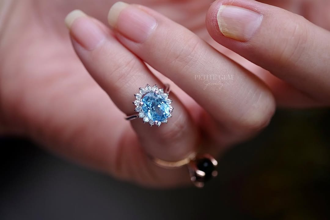 Nhẫn topaz oval viền moissanite 7*9 · pg-facebook:1104231037647472 · batch:0521008e:2