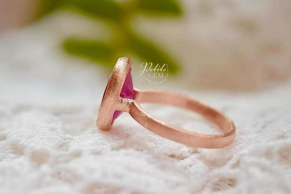 Nhẫn đá ruby thô oval màu đỏ hồng · pg-facebook:1896048738465694 · batch:4c369183:3